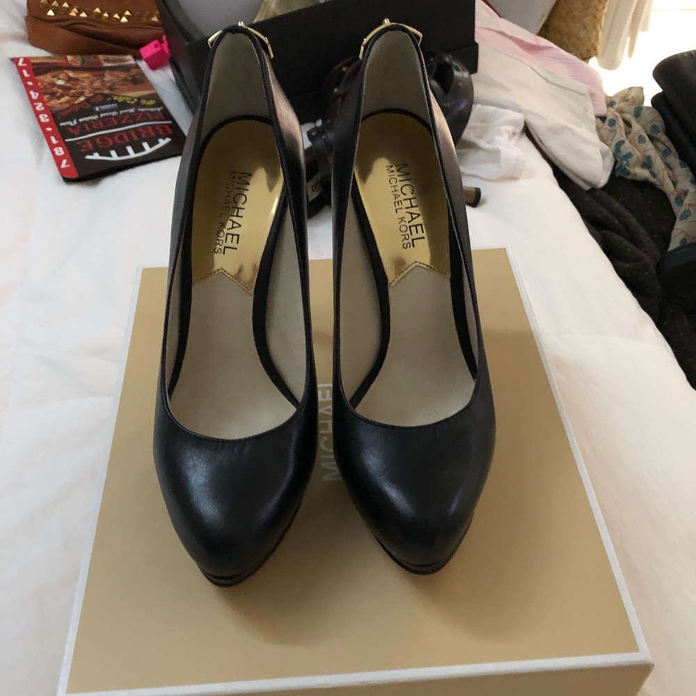 Michael kors leather pumps